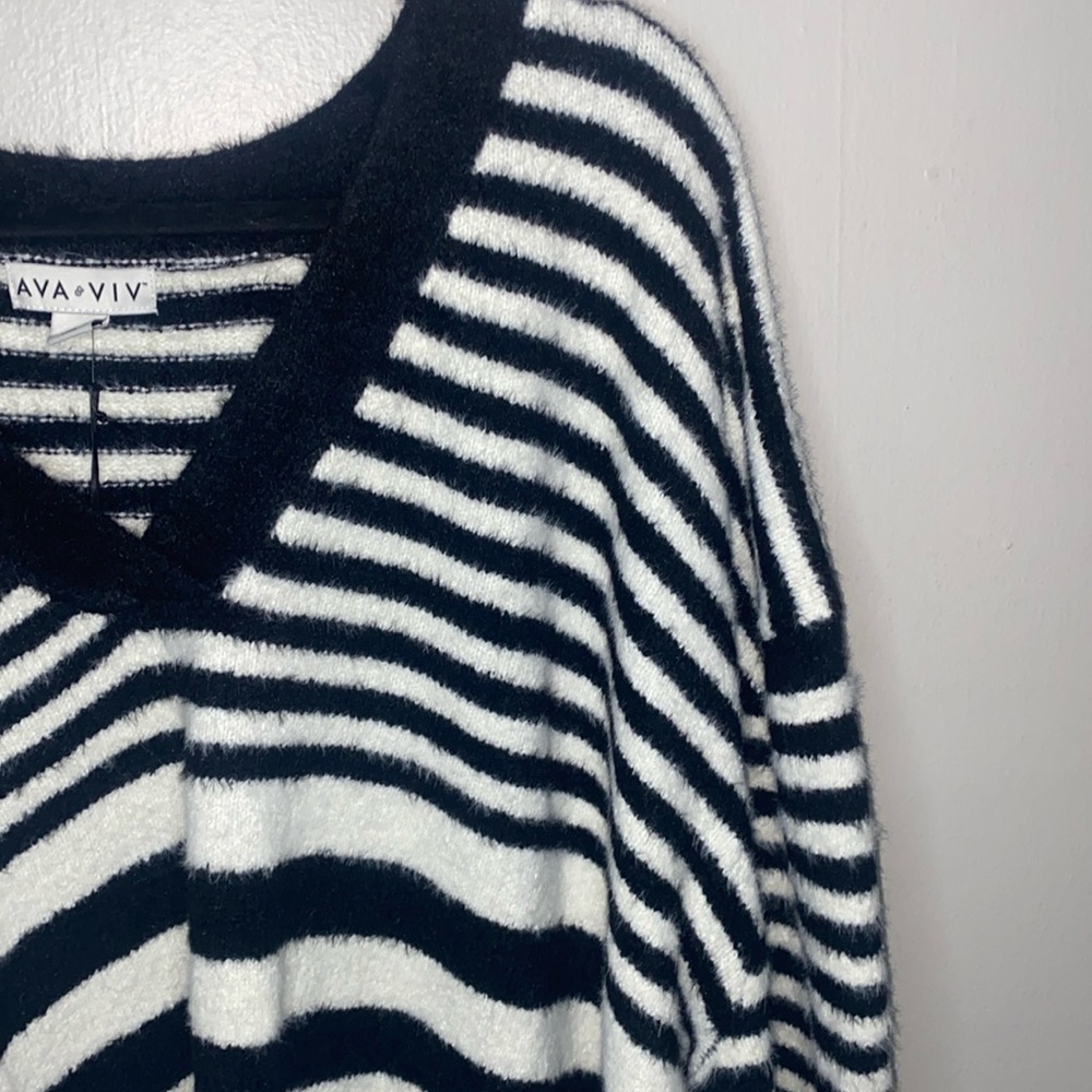 🌵NWT Fuzzy V-Neck Tunic Pullover sweater!